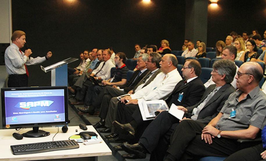 Celepar apresenta solução inédita para acompanhamento do plano de governo Mostrando a importância do papel de cada representante do governo na alimentação dos sistemas que integram o SAPM, o presidente da Celepar, Jacson Carvalho Leite, disse que com a participação de todos, será possível acompanhar os resultados da gestão, permitindo, desta forma, a tomada segura de decisões