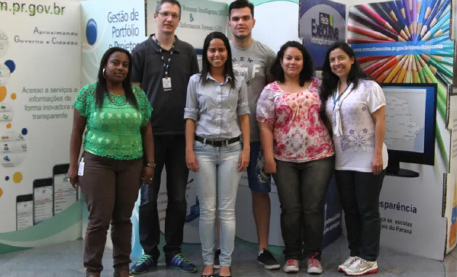 Parceria entre Celepar e Jucepar moderniza atendimento ao cidadão Cintia Soares, Rodrigo Piekarski, Melody Rodrigues, Wagner Giaretta, Gabrielle Melo e Maria Veiga