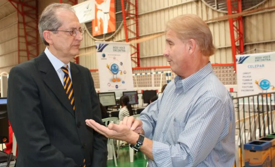 Consul Geral do Brasil no Paraguai visita Celepar no Paraná em Ação Embaixador Flávio Roberto Bonzanini e o presidente da Celepar, Jacson Carvalho Leite avaliam os benefícios da tecnologia da informação na gestão pública