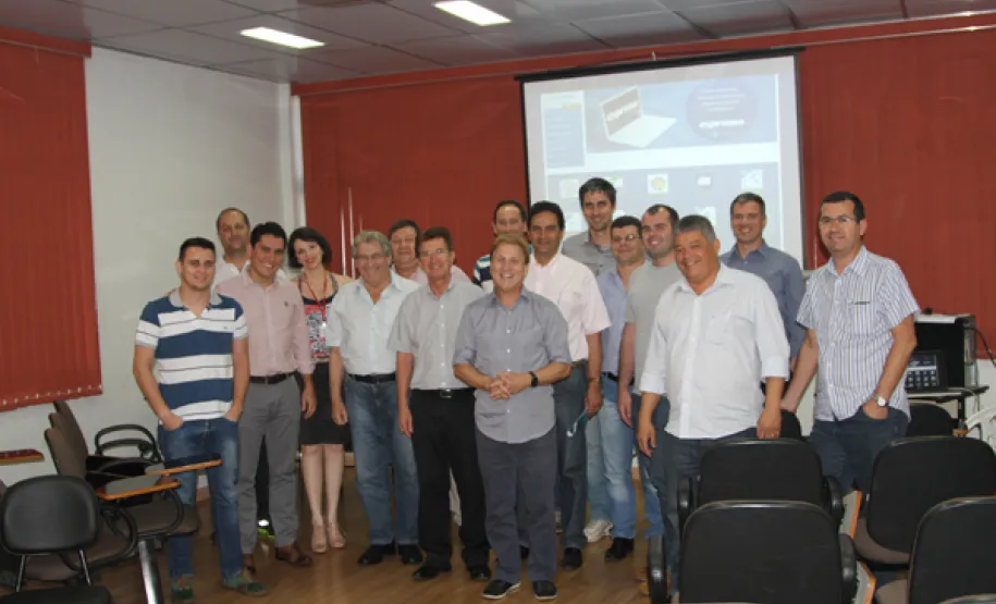 Jacson Carvalho Leite e prefeitos e secretários que participaram da reunião na Amepar
