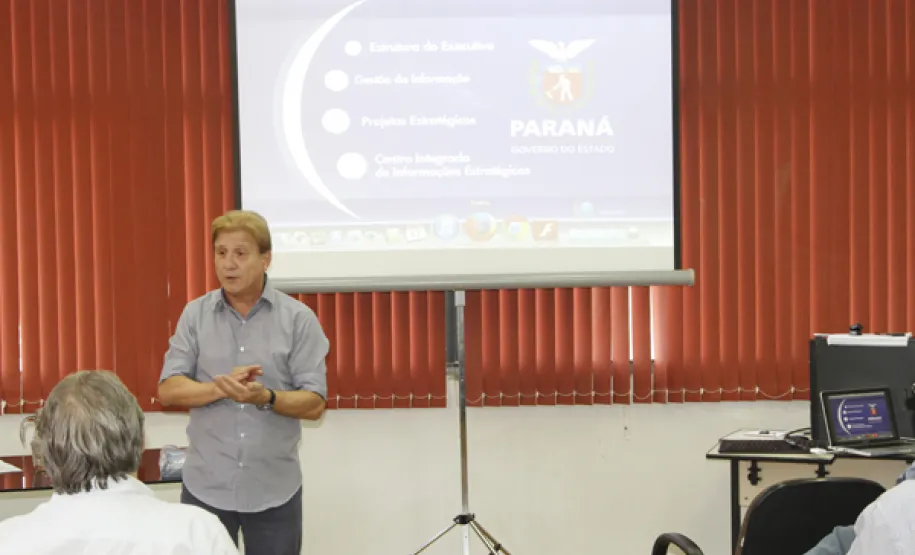 O presidente Jacson Carvalho Leite fala aos prefeitos da Amepar sobre soluções de TIC