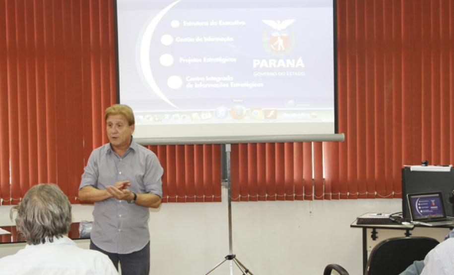 O presidente Jacson Carvalho Leite fala aos prefeitos da Amepar sobre soluções de TIC