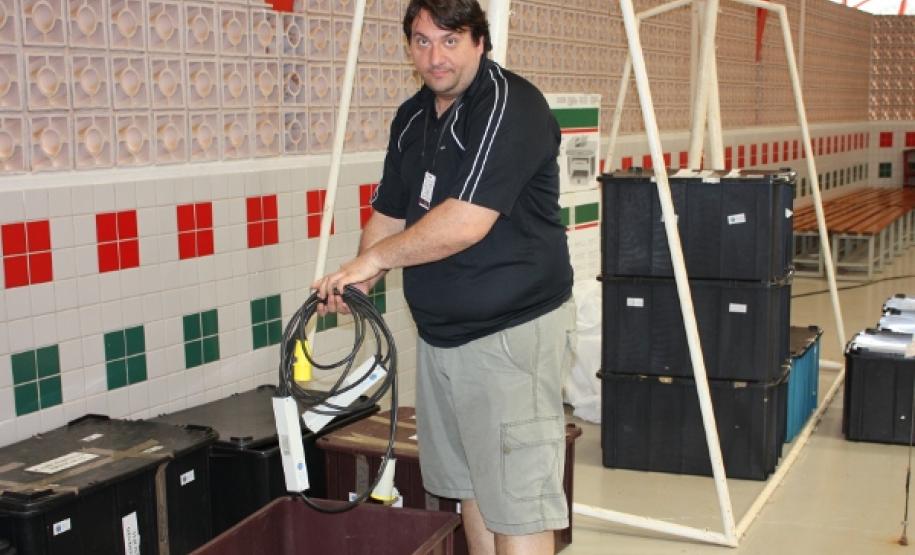 Daniel Cesar Welinsky inicia o trabalho de recolhimento da infraestrutura lógica e elétrica