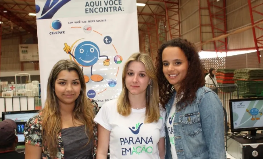 Celepar e Paraná em Ação, parceria voltada ao povo do Paraná As estagiárias que atenderam a população no estande da Celepar: Eduarda Forte, Regina Carvalho e Camila Possenti