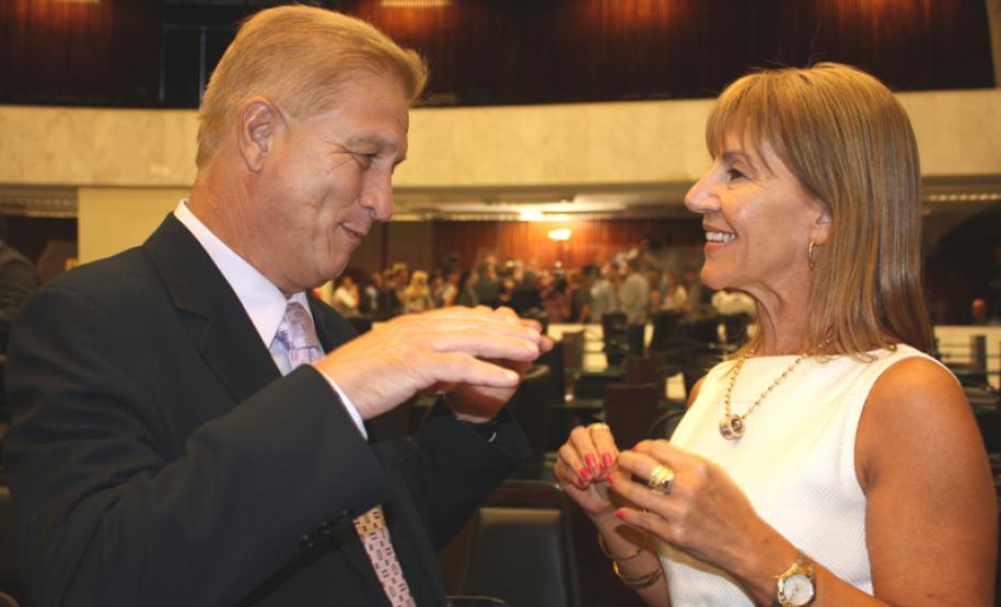 Na Assembleia, Richa apresenta diagnóstico e ações para 2012 Presidente Jacson Leite com Ana Beatriz, secretária executiva da Comissão de Orçamento da Assembleia Legislativa