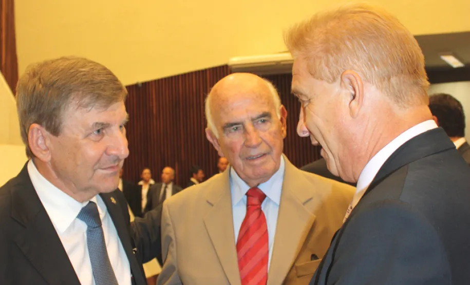 Na Assembleia, Richa apresenta diagnóstico e ações para 2012 Presidente Jacson Leite fala sobre o sistema de controle de orçamentário desenvolvido pela Celepar com o deputado estadual Elio Rusch (DEM), relator da Comissão de Orçamento
