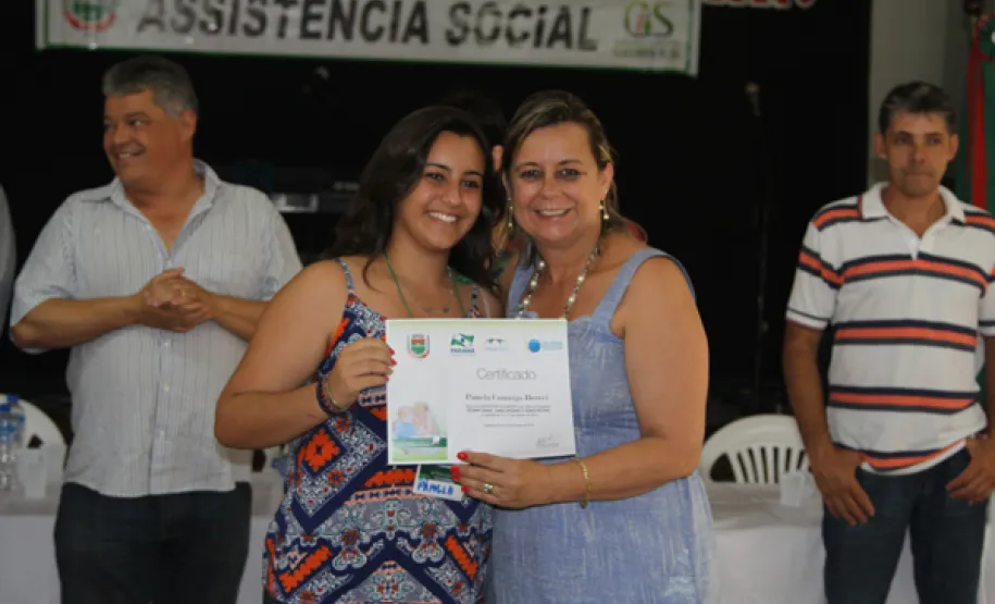 Idosos de Centenário do Sul participam do curso de acesso à internet e redes sociais