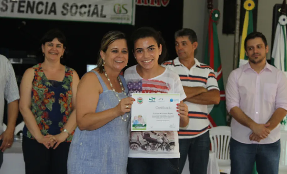 Idosos de Centenário do Sul participam do curso de acesso à internet e redes sociais