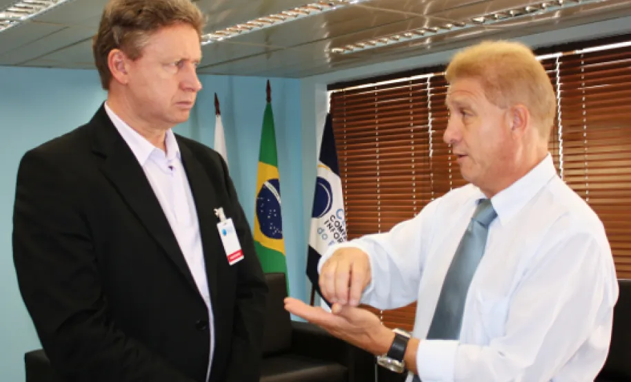 O secretário Mauro Mulhoz e o o presidente Jacson Carvalho Leite definem ações conjuntas nesta parceria entre a Secretaria do Controle Interno e a Celepar na apresentação de soluções voltadas à transparência da gestão pública estadual