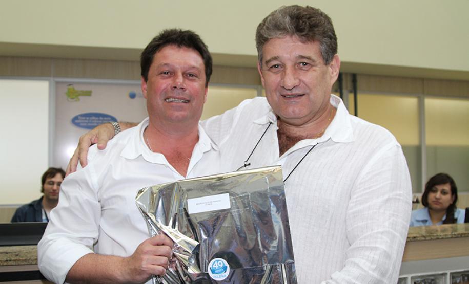 Mauricio Oliveira Ferreira homenageado pelos seus 25 anos de serviços prestados na Celepar.