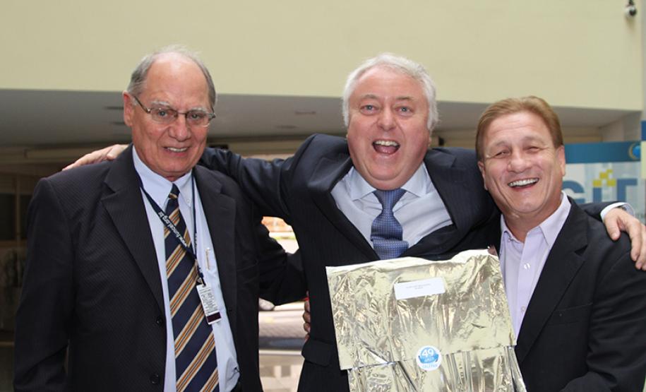 Eloir José Sbalqueiro homenageado pelos seus 35 anos de serviços prestados na Celepar.