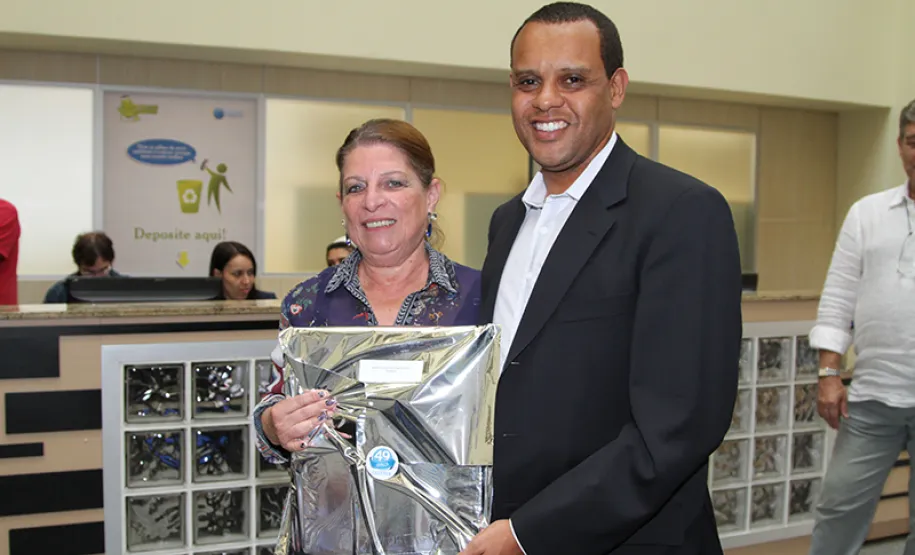 Maria Lúcia Mandalho homenageada pelos seus 35 anos de serviços prestados na Celepar.