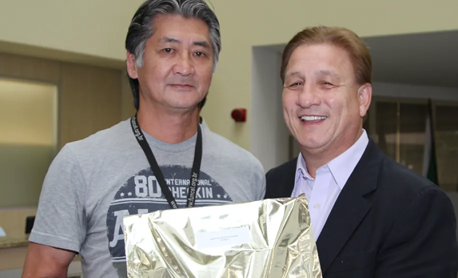 Newton Issao Hiromori homenageado pelos seus 35 anos de serviços prestados na Celepar.