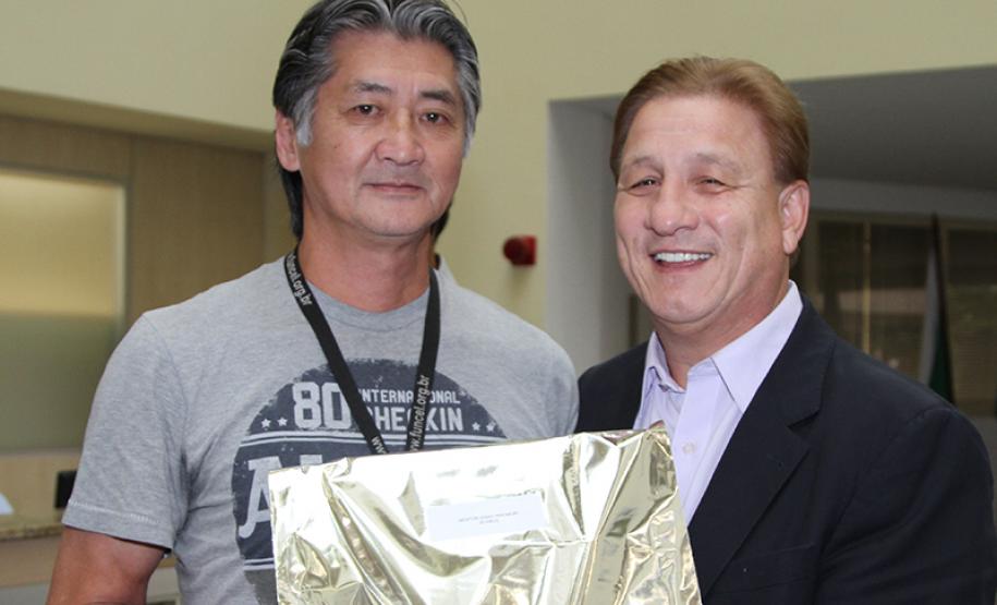 Newton Issao Hiromori homenageado pelos seus 35 anos de serviços prestados na Celepar.