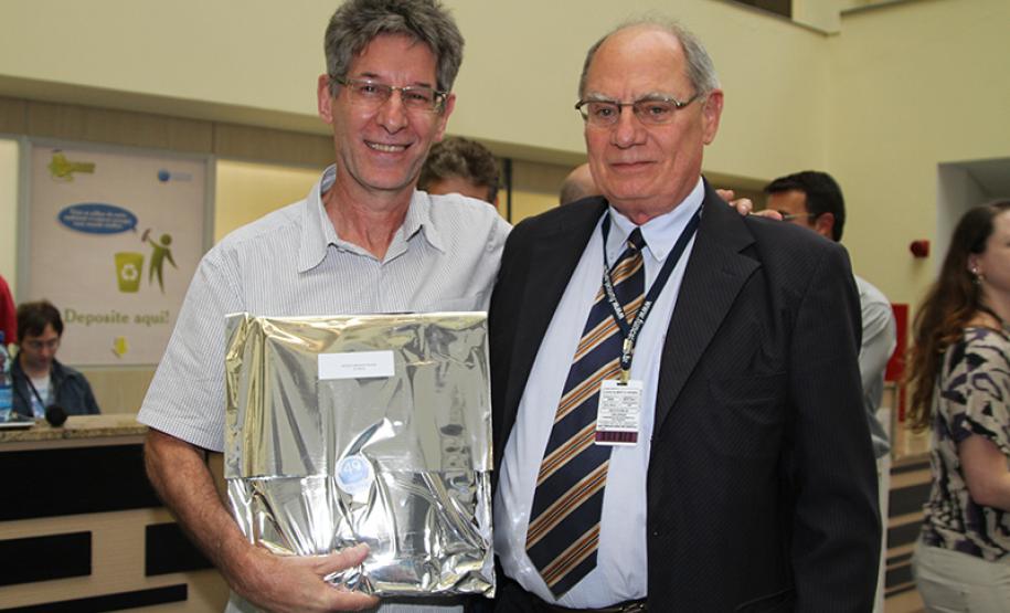 Sergio Morata Perim homenageado pelos seus 35 anos de serviços prestados na Celepar.