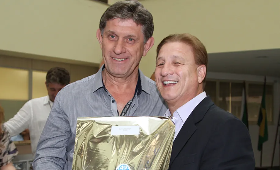 Aloisy Gregorczyk homenageado pelos seus 40 anos de serviços prestados na Celepar.