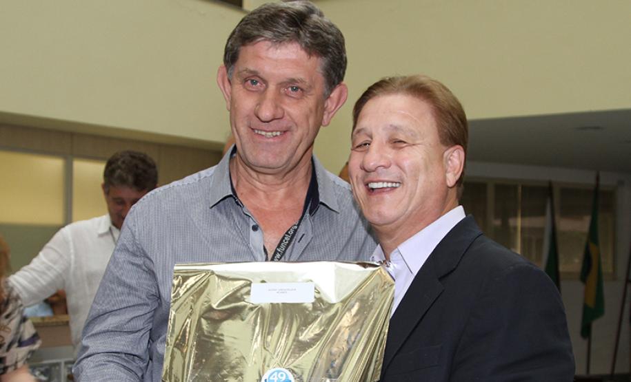 Aloisy Gregorczyk homenageado pelos seus 40 anos de serviços prestados na Celepar.