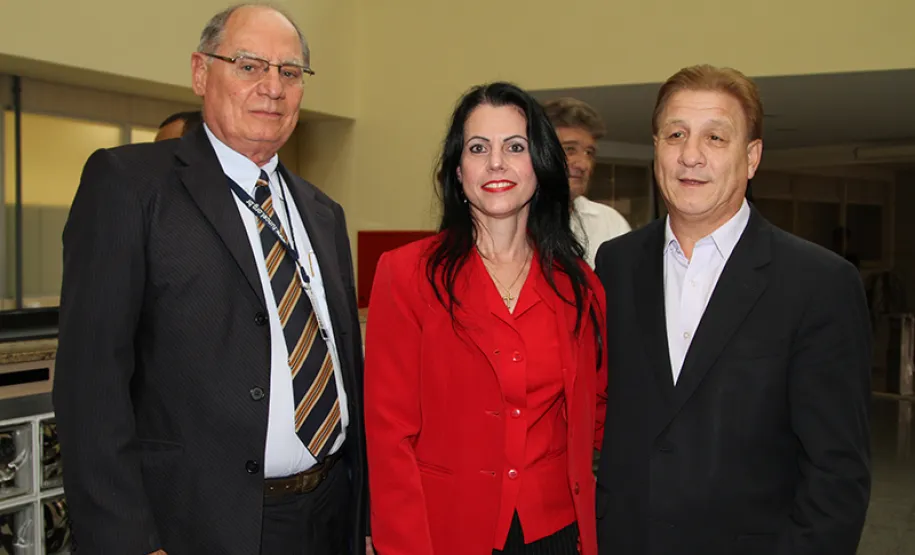 Lucia Helena Cobbo de Lara homenageada pelos seus 25 anos de serviços prestados na Celepar.