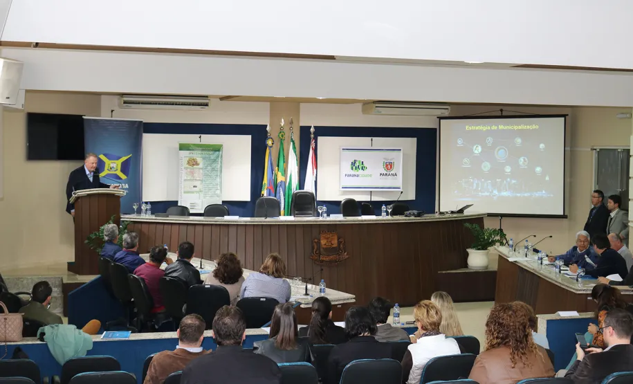 Empregados da Celepar discutem sobre a importância no uso de tecnologia durante evento em Guaratuba