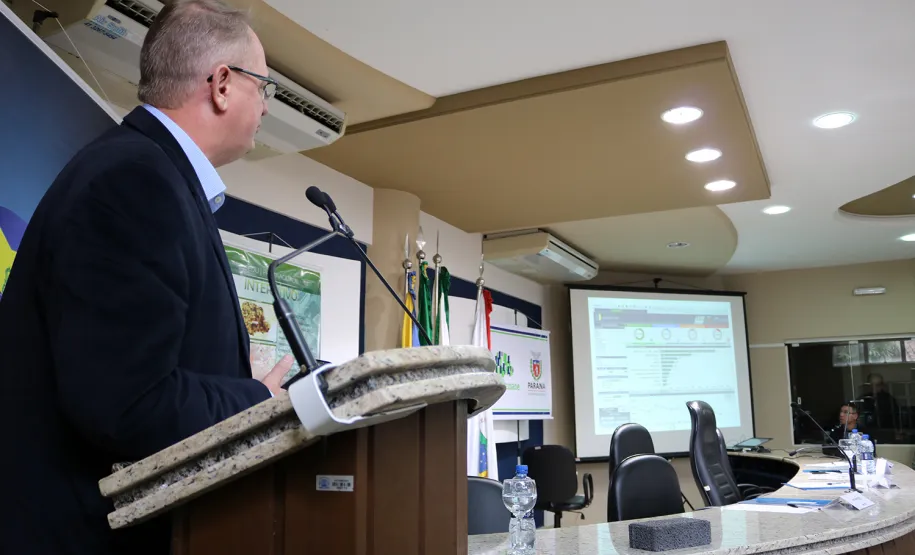 Empregados da Celepar discutem sobre a importância no uso de tecnologia durante evento em Guaratuba