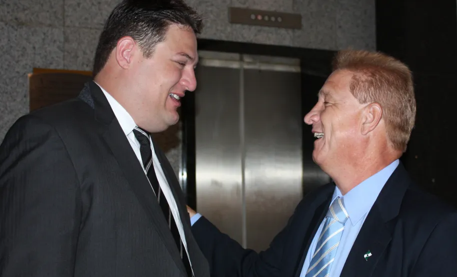 Evento nacional de informática pública discute modernização do Estado em Curitiba A esq. o Thiago Siqueira Gomes (ATI/PI) e o diretor-presidente da Celepar, Jacson Carvalho Leite e presidente da diretoria do Conselho Fiscal da Associação Brasileira de Entidades Estaduais de Tecnologia da Informação e Comunicação (Abep)