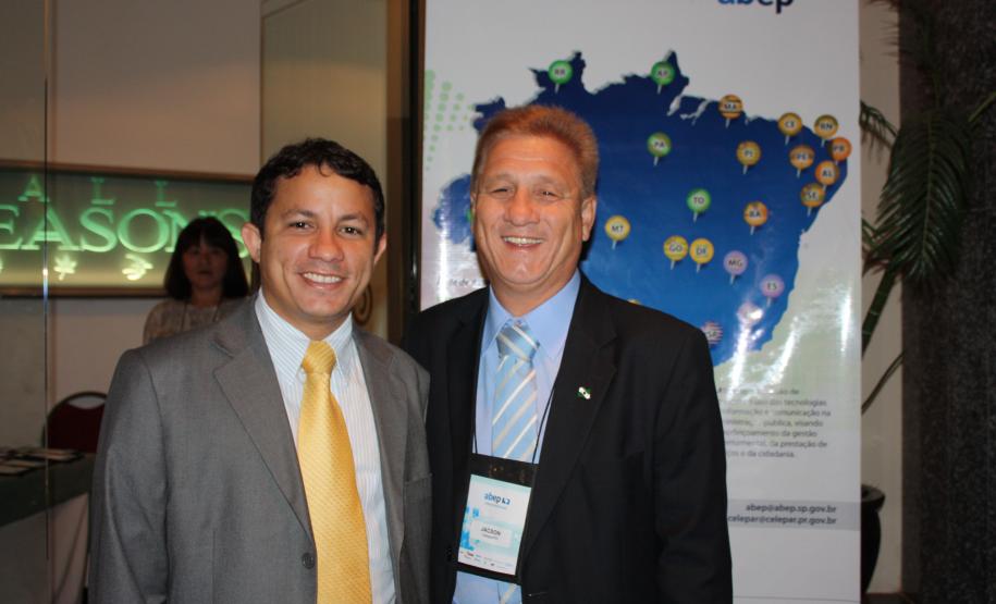 A partir da esq. José Alípio Diniz de Morais Junior (Prodap/AP) e o diretor-presidente da Celepar, Jacson Carvalho Leite atual presidente do Conselho Fiscal da diretoria da Associação Brasileira de Entidades Estaduais de Tecnologia da Informação e Comunicação (Abep)