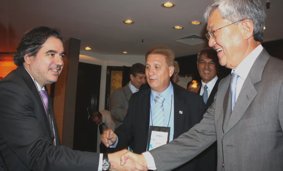 Evento nacional de informática pública discute modernização do Estado em Curitiba Na foto o Joaquim José Fernandes da Costa Junior (ATI/PE), cumprimenta o representante do governador Beto Richa no evento, o secretário do Planejamento e Coordenação Geral, Cassio Taniguchi, presidente do Conselho de Administração da Celepar e do Conselho Estadual de Informação e Telecomunicações (COSIT) e o diretor-presidente da Celepar, Jacson Carvalho Leite atual presidente do Conselho Fiscal da diretoria da Associação Brasileira de Entidades Estaduais de Tecnologia da Informação e