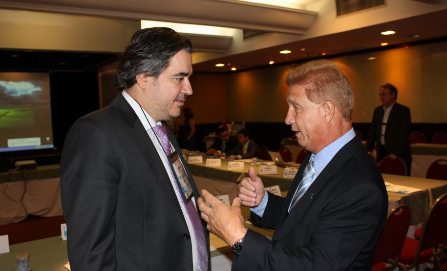 A partir da esq. o presidente do Conselho de Associadas, Joaquim José Fernandes da Costa Junior e o diretor-presidente da Celepar, Jacson Carvalho Leite e presidente do Conselho Fiscal da Associação Brasileira de Entidades Estaduais de Tecnologia da Informação e Comunicação (Abep)