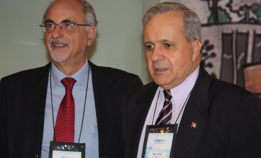 A esq. o secretário executivo, René Lapyda (Prodesp/SP) ao seu lado o vice-presidente Executivo, Nelson Oliveira Menezes Filho (Itec/AL)