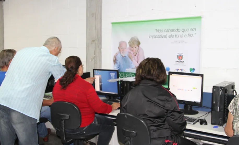 Pinhais incentiva inclusão digital de idosos