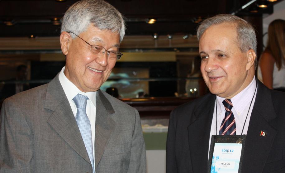 A esq. o representante do governador Beto Richa no evento, o secretário do Planejamento e Coordenação Geral, Cassio Taniguchi, presidente do Conselho de Administração da Celepar e do Conselho Estadual de Informação e Telecomunicações (COSIT) e  Nelson Oliveira Menezes Filho (Itec/AL)