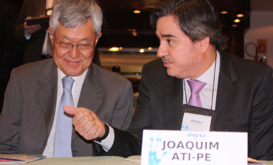 A esq. o representante do governador Beto Richa no evento, o secretário do Planejamento e Coordenação Geral, Cassio Taniguchi, presidente do Conselho de Administração da Celepar e do Conselho Estadual de Informação e Telecomunicações (COSIT) e o presidente do Conselho de Associadas, Joaquim José Fernandes da Costa Junior