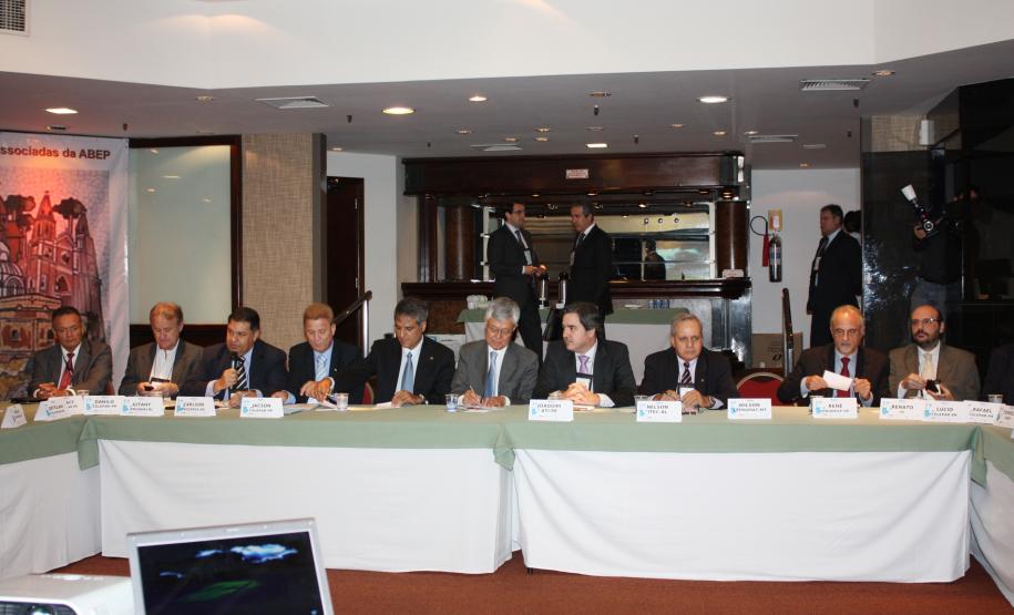 Mesa de abertura da 117ª Reunião Ordinária do Conselho das Associadas da Associação Brasileira de Entidades Estaduais de Tecnologia da Informação e Comunicação (Abep) em Curitiba/PR, nos dias 09 e 10 de fevereiro de 2012