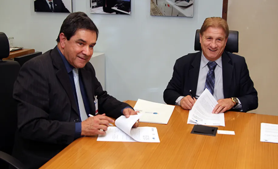 Tecpar e Celepar firmam parceria para desenvolver tecnologia na área de educação O diretor de Biotecnologia Industrial do Tecpar, Julio Salomão, e o presidente da Celepar, Jacson Carvalho Leite, assinaram o protocolo de intenções