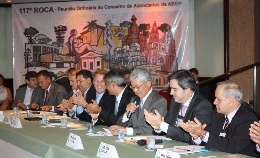 O representante do governador Beto Richa no evento, o secretário do Planejamento e Coordenação Geral, Cassio Taniguchi, presidente do Conselho de Administração da Celepar e do Conselho Estadual de Informação e Telecomunicações (COSIT), no seu discurso na abertura da 117ª Reunião Ordinária do Conselho das Associadas da Associação Brasileira de Entidades Estaduais de Tecnologia da Informação e Comunicação (Abep) em Curitiba/PR, nos dias 09 e 10 de fevereiro de 2012
