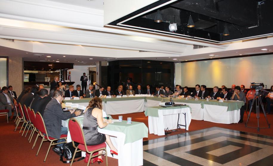 Participantes da 117ª Reunião Ordinária do Conselho das Associadas da Associação Brasileira de Entidades Estaduais de Tecnologia da Informação e Comunicação (Abep) em Curitiba/PR, nos dias 09 e 10 de fevereiro de 2012