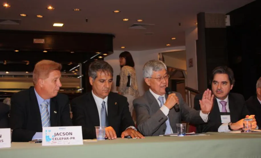 Evento nacional de informática pública discute modernização do Estado em Curitiba Jacson Carvalho Leite, José Richa Filho, Cassio Taniguchi e Joaquim José Fernandes da Costa Jr na abertura do evento.