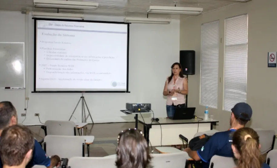 Quatro palestras e um minicurso encerram a participação da Celepar na IX Conferência Latino-Americana de Software Livre Jucelia de Lima Pires Machado, que tratou o tema GRF - Gestão de Recursos Financeiros da Educação