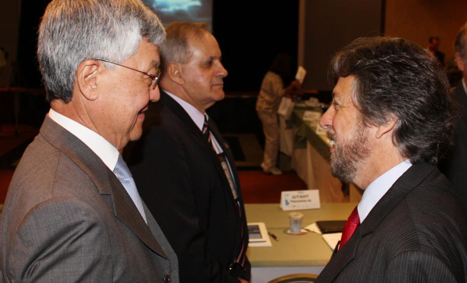 A esq. o representante do governador Beto Richa no evento, o secretário do Planejamento e Coordenação Geral, Cassio Taniguchi, presidente do Conselho de Administração da Celepar e do Conselho Estadual de Informação e Telecomunicações (COSIT), o vice-presidente executivo, Nelson Oliveira Menezes Filho (Itec/AL) e Paulo Coelho (Proderj/RJ)