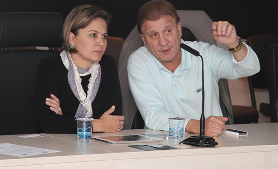 A presidente do Provopar, Carlise Kwiatkowski, com o presidente da Celepar, Jacson Carvalho Leite