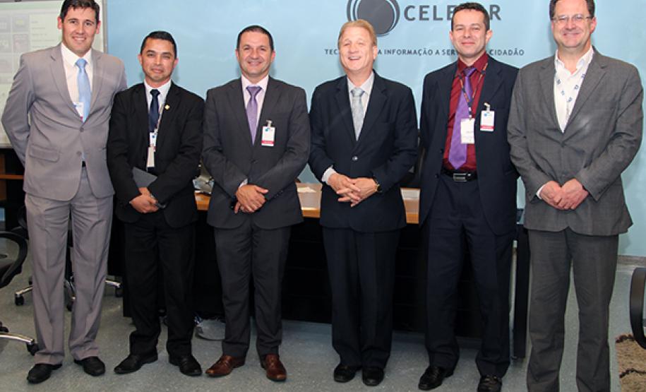 Defesa Civil e Celepar trabalham na evolução de sistemas para gestão de desastres no Estado Tenente Mário Sérgio Garcez da Silva, capitão Mizael Márcio Ferreira Borges, coronel Edmilson de Marcos, presidente da Celepar, Jacson Carvalho Leite; major Antônio Hiller Lino e o chefe de gabinete da Celepar, Mauro Sorgenfrei