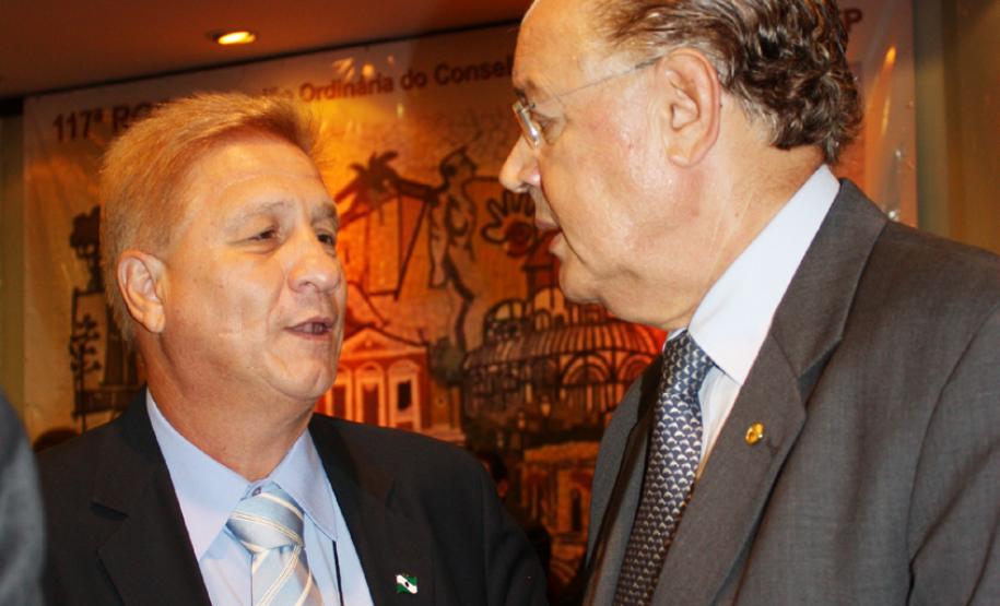 A esq. o diretor-presidente da Celepar, Jacson Carvalho Leite e presidente da diretoria do Conselho Fiscal da Associação Brasileira de Entidades Estaduais de Tecnologia da Informação e Comunicação (Abep) e o secretário da Fazenda Luiz Carlos Hauly