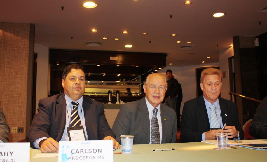 A esq. Carlson Aquistapasse,  o secretário da Fazenda Luiz Carlos Hauly e ao seu lado o diretor-presidente da Celepar, Jacson Carvalho Leite e presidente da diretoria do Conselho Fiscal da Associação Brasileira de Entidades Estaduais de Tecnologia da Informação e Comunicação (Abep)