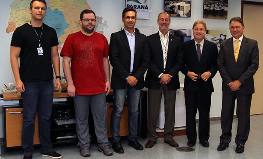 Paraná é finalista ao Prêmio Excelência em Governo Eletrônico Luiz Rodrigues Fantini (Cosin-D1) e Fábio José Kolling (Cosin-D2), analistas que atuam no projeto do Detran Fácil; Marco Aurélio Barbosa, diretor de tecnologia do Detran; Marcos Traad, diretor-geral do Detran; Jacson Carvalho Leite, presidente da Celepar e Nelson Garcia, assessor de mercado da Celepar. A equipe que atua no projeto do Detran Fácil, também é composta por Guilherme Pain Mendes