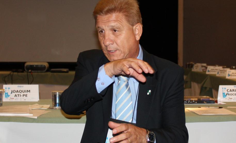 o diretor-presidente da Celepar, Jacson Carvalho Leite e presidente da diretoria do Conselho Fiscal da Associação Brasileira de Entidades Estaduais de Tecnologia da Informação e Comunicação (Abep)