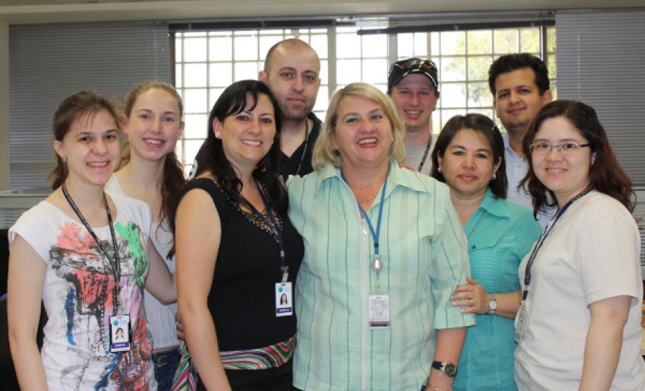 Reconhecimento e surpresa marcam o Dia da Secretária na Celepar Na foto, Aparecida Cássia Pereira da DIDES-G2 (de azul claro)