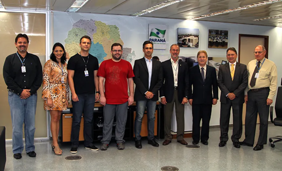 Paraná é finalista ao Prêmio Excelência em Governo Eletrônico Henrique Salatino Miorelli (Sbgeo) e Cristina Viomar (Sbgeo), da equipe do BI da SEJU, Luiz Rodrigues Fantini (Cosin-D1) e Fábio José Kolling (Consin-D2), da equipe do Detran Fácil, Marco Aurélio Barbosa, diretor de tecnologia do Detran; Marcos Traad, diretor-geral do Detran; Jacson Carvalho Leite, presidente da Celepar e Nelson Garcia, assessor de mercado da Celepar e Lucio Alberto Hansel, diretor administrativo-financeiro da Celepar