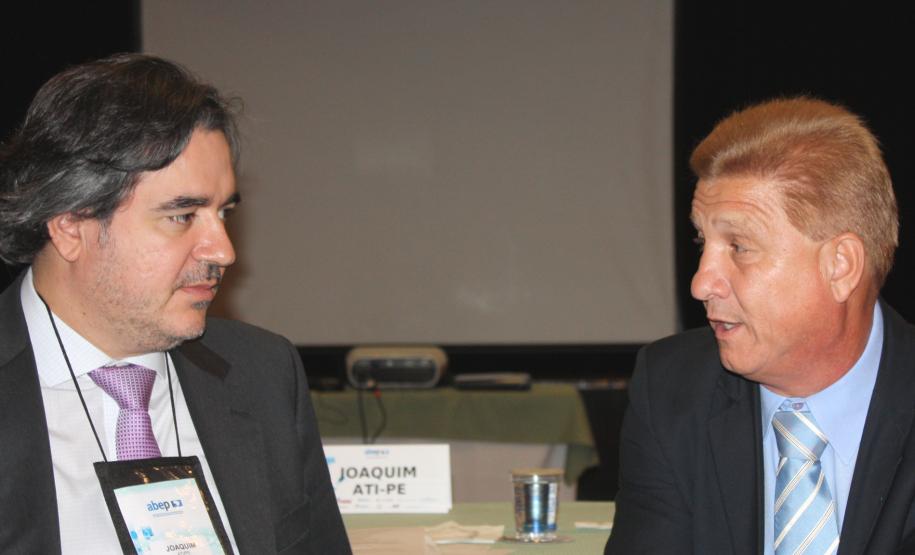 A partir da esq. o presidente do Conselho de Associadas, Joaquim José Fernandes da Costa Junior e o diretor-presidente da Celepar, Jacson Carvalho Leite e presidente do Conselho Fiscal da Associação Brasileira de Entidades Estaduais de Tecnologia da Informação e Comunicação (Abep)