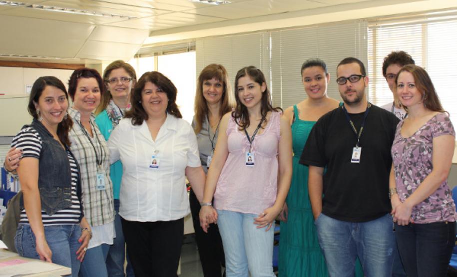 Reconhecimento e surpresa marcam o Dia da Secretária na Celepar A secretária Izabel Cristina Cordeiro Pinto (de rosa ao centro), da GAD