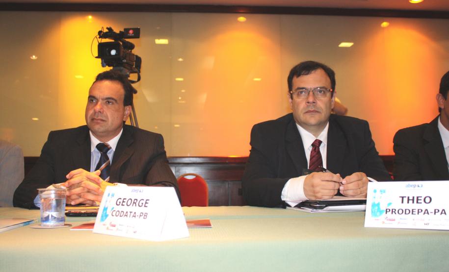 Participantes da 117ª Reunião Ordinária do Conselho das Associadas da Associação Brasileira de Entidades Estaduais de Tecnologia da Informação e Comunicação (Abep) em Curitiba/PR, nos dias 09 e 10 de fevereiro de 2012